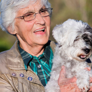 Benefícios de animais de estimação para os idosos.